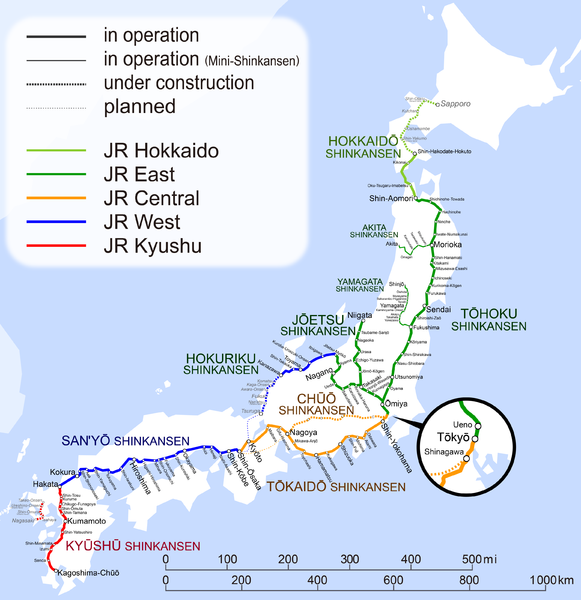 Une carte des îles principales du Japon avec les lignes de Shinkansen. Aucune sur l'île de Shikoku et une en pointillant arrivant à Hokkaidō. L'axe principal sur l'île de Honshu suit la côte Sud-Est, même si certaines branches vont vers la côte opposée. Sur Kyūshū, la ligne suit la côte Ouest.