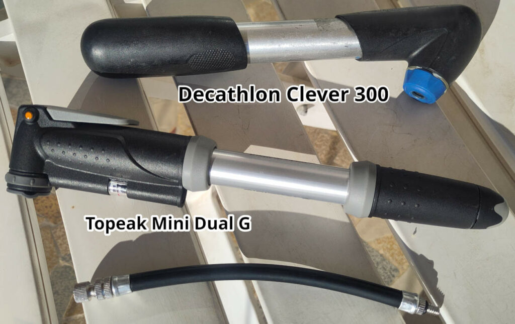 Photo de deux pompes à main (Decathlon Clever 300 et Topeak Mini Dual) et d’un flexible adaptateur 