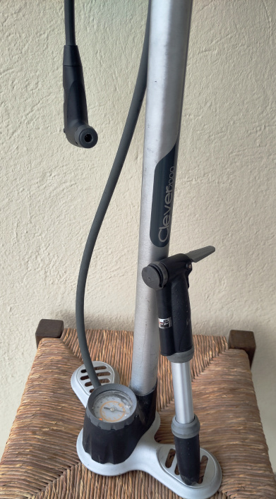 Photo d’une pompe à pied et d’une mini-pompe